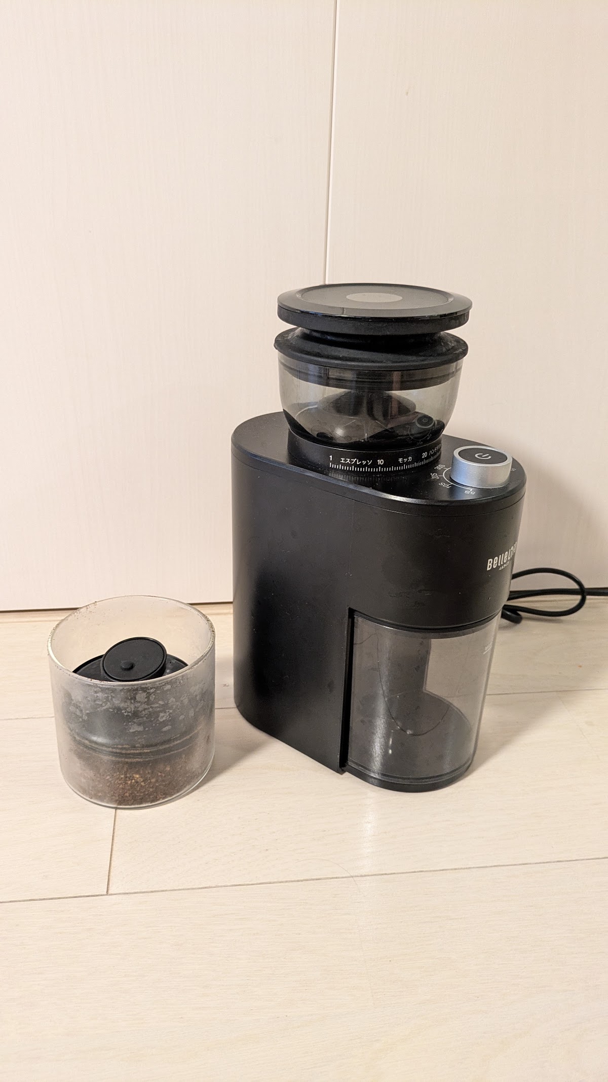 電動ミルと保存容器の並び